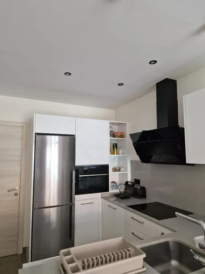 Private Room In The Center Of إِستيبونا 0*,  إسبانيا
